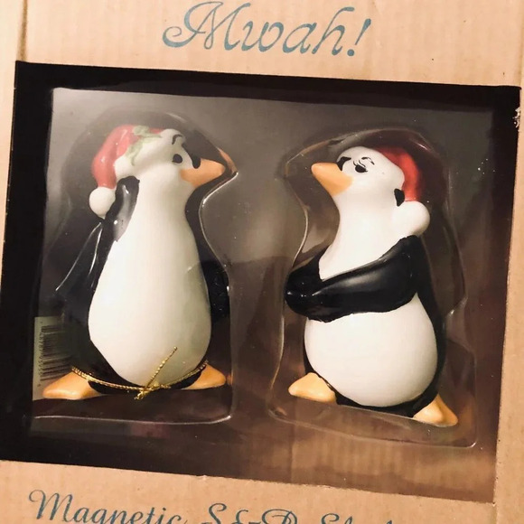 2010 Santa Hat Penguin Magnetic Salt and Pepper Shakers  Mwah Penguins - Picture 11 of 11